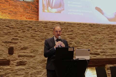Wirtschaftslandesrat Leonhard Schneemann eröffnete das 3. Zukunftssymposium Burgenland auf der Burg Schlaining.