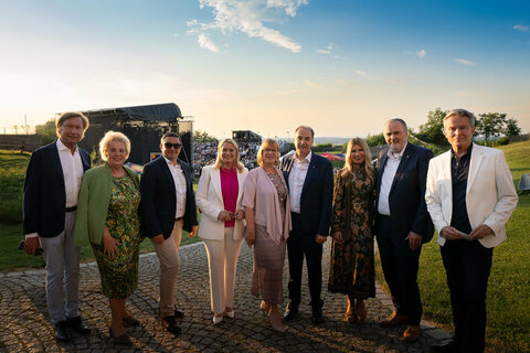 Gruppenbild vom Besuch der „All Stars Gala“: (v.l.) LAbg. Bürgermeister Kurt Maczek, LAbg. Verena Dunst, Marco Valenza, Landesrätin Daniela Winkler, Karin Schneemann, Landesrat Leonhard Schneemann, Julia Doskozil, Landeshauptmann Hans Peter Doskozil, Alfons Haider, Generalintendant der Burgenländischen Musiktheater.