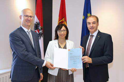 Mag.a Birgit Wagner wurde von LR Schneemann (re.) und Landesamtsdirektor Ronald Reiter offiziell ins Amt eingeführt.