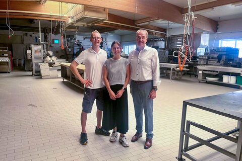 Wirtschaftslandesrat Dr. Leonhard Schneemann bei seinem Besuch in der Bäckerei Gradwohl in Weppersdorf