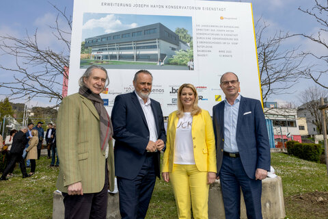 Vor der Bautafel: Haydn-Kons-Direktor Gerhard Krammer, Landeshauptmann Hans Peter Doskozil, Landesrätin Daniela Winkler, Haydn-Kons Geschäftsführer Franz Steindl.