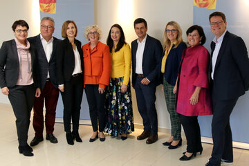 LH-Stv. Beate Prettner (Kärnten), LH-Stv. Heinrich Schellhorn (Salzburg), LR Gabriele Fischer (Tirol), LR Katherina Wiesflecker (Vorarlberg), BM Ines Stirling, LR Christian Illdedits (Burgenland), LR Ulrike Königsberger-Ludwig (Niederösterreich), LR Birgit Gerstorfer (Oberösterreich) und LR Jürgen Czernohorszky (Wien) (v.l.).