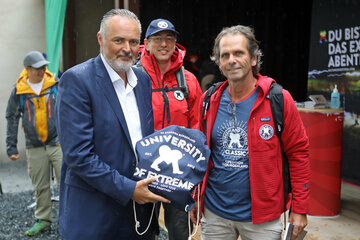 Landeshauptmann Hans Peter Doskozil mit den Veranstaltern der Burgenland Extrem Classic-Tour, Josef Burkhardt und Michael Oberhauser (v.l.).