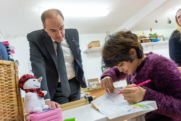 Landesrat Leonhard Schneemann im Gespräch mit Klienten bei Besuchen im Caritas Haus Vitus in Wimpassing sowie im Kastell Dornau