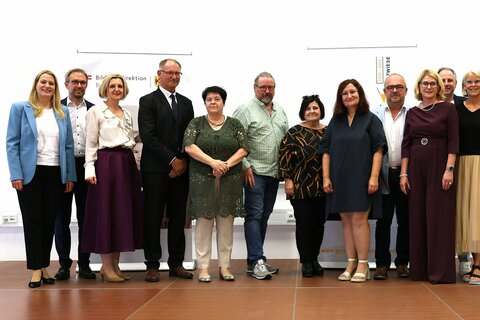 Bildungslandesrätin Daniela Winkler und Bildungsdirektor Alfred Lehner mit den Pädagoginnen und Pädagogen, denen ein Berufstitel verliehen wurde.