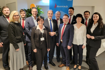 Landesrat Dr. Leonhard Schneemann mit BAWAG Oberwart-Filialleiter Thomas Stanzel sowie Mitarbeiterinnen und Mitarbeitern sowie Ehrengästen bei der heutigen Eröffnung der modernisierten BAWAG-Filiale in Oberwart.