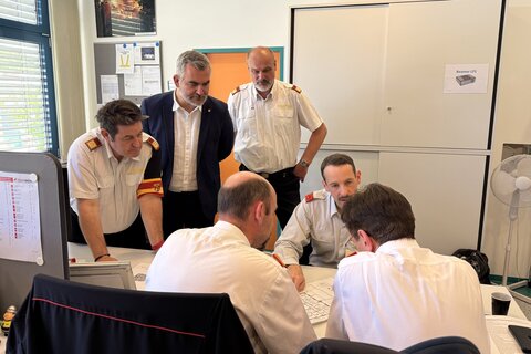 Landesfeuerwehrkommandant-Stv. Harald Nakovich, Landesrat Heinrich Dorner, Landesfeuerwehrkommandant Franz Kropf, Prüfling Siegfried Fasching, Prüfer Josef Schöll und Wolfgang Oberndorfer