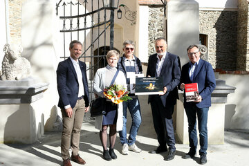 Bereits zwei Monate nach der Eröffnung der Jubiläumssausstellung auf Burg Schlaining konnte LH Doskozil die Familie Alfred und Gertraud Pöttschacher aus Pöttelsdorf am 16. Oktober 2021 als die 20.000. Besucher begrüßen. V.l.: Reduce-GF Mag. Andreas Leitner, Fam. Pöttschacher, LH Doskozil, Burgkoordinator Mag. Norbert Darabos.