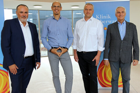 Landeshauptmann Hans Peter Doskozil, Univ.-Prof. Dr. Stephan Kriwanek, Geschäftsführer Gesundheit Burgenland, sowie Baumeister Ing. Christian Hofstädter, Landesimmobilien Burgenland, und Mag. (FH) DI Josef Strohmaier, Gesundheit Burgenland, beide Projektteam-Leitung „Klinik Oberwart neu“.