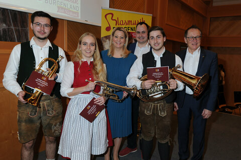 Florian Scheuenbauer, Elisa Heuchler und Alexander Posch mit Landesrätin Mag.a (FH) Daniela Winkler, DI Peter Reichstädter, Landesobmann des Burgenländischen Blasmusikverbandes, und Márton Ilyés MEd BBA, Jugendreferent Blasmusikverband Burgenland