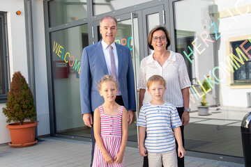 Zillingtals Bürgermeisterin Eva Karacson und Landesrat Dr. Leonhard Schneemann mit Marie, die ihr erstes Schuljahr schon in der neuen Volksschule verbrachte, und Paul.