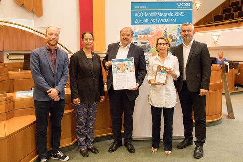 VCÖ-Mobilitätspreis Burgenland 2023 für Südburgenland mobil (v.r.n.l.) Landesrat Mag. Heinrich Dorner, Margit Nöhrer, Geschäftsführerin Südburgenland plus, Bürgermeister Franz Kazinota, Obmann-Stellvertreter Südburgenland plus, DIin Judith Engel, MBA, MSc, MSc, Vorständin ÖBB-Infrastruktur AG, VCÖ-Experte Michael Schwendinger.