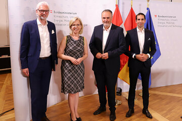 Landeshauptmann Hans Peter Doskozil (2.v.r.), Bundesministerin Leonore Gewessler (2.v.l.), Vorstandsvorsitzender Stephan Sharma (Burgenland Energie AG) (r.) und Vorstandsvorsitzender Michael Strugl (Verbund AG) (l.) nach der Präsentation des Projektes im Bundesministerium für Klimaschutz, Umwelt, Energie, Mobilität, Innovation und Technologie in Wien vor.