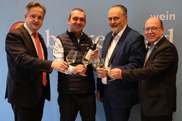 Gruppenbild von der Pressekonferenz (v.l.) Weinbaupräsident NR Johannes Schmuckenschlager, Wein Burgenland Obmann Herbert Oschep, Landeshauptmann Hans Peter Doskozil, Weinbaupräsident Burgenland Andreas Liegenfeld.