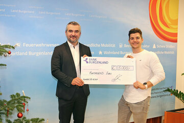 Landesrat Mag. Heinrich Dorner überreichte Sebastian Jud, Snowboarder aus Mühlgraben, einen Sportförderungsscheck in Höhe von 5.000 Euro (v.l.).