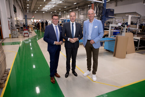 Wirtschaftslandesrat Dr. Leonhard Schneemann (Mitte) und Neutals Bürgermeister Erich Trummer ließen sich von SWARCO FUTURIT-Managing Director Krizaj Matej (v.l.) den Betrieb erklären.