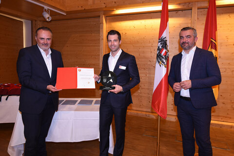 Andreas Ivanschitz mit Landeshauptmann Hans Peter Doskozil und Sportlandesrat Heinrich Dorner