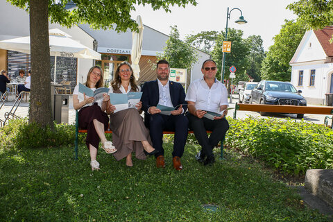 Landeshauptmann-Stellvertreterin Anja Haider-Wallner präsentierte mit Johanna Aufner, Architekturraum Burgenland und ViA ZT Architektur KG, dem Pöttelsdorfer Bürgermeister Christian Kurz und Pöttelsdorfs Vizebürgermeister Roland Piller die Dorfentwicklungsstrategie 2026