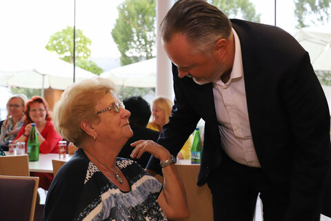 Landeshauptmann Hans Peter Doskozil bei seiner Begrüßungsrunde durch den Saal