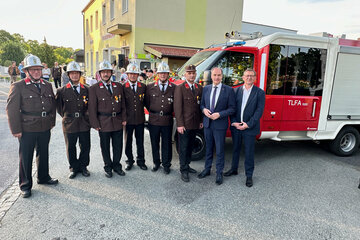 Landesrat Dr. Leonhard Schneemann mit Ortsfeuerwehrkommandant Dietmar Rudolics und Mitgliedern der Feuerwehr Zuberbach-Podler vor dem neuen Feuerwehrfahrzeug.