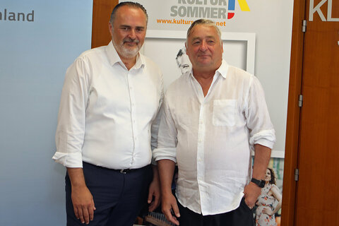 Landeshauptmann Hans Peter Doskozil präsentierte Andreas Vitasek als neuen Intendanten im Kulturzentrum Güssing.