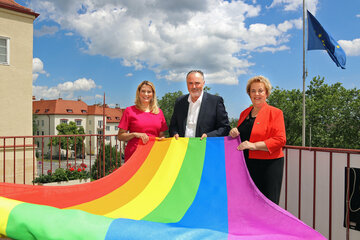 LH Hans Peter Doskozil, LT-Präs.in Verena Dunst und LRin Daniela Winkler (li.) beim Hissen der Regenbogenfahne am Landhaus in Eisenstadt