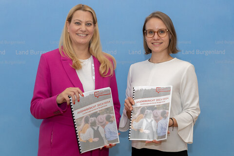 Bildungslandesrätin Mag.a (FH) Daniela Winkler und Referatsleiterin Mag.a Bianca Benedikt, MA (v.l.) präsentieren den neuen Jugendbericht 2023/24.