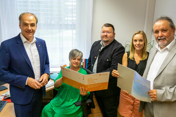 Soziallandesrat Dr. Leonhard Schneemann (l.) besuchte die Pflege- und Sozialberater in Oberwart. Mit ihnen am Bild: Bezirkshauptmann WHR Mag. Peter Bubik (r.).