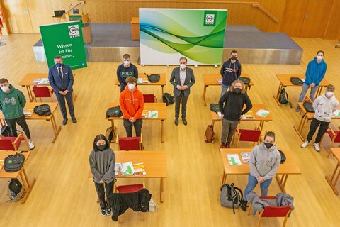 WIFI-Institutsleiter Harald Schermann mit Arbeitsmarktlandesrat Leonhard Schneemann beim Start von „Lehre mit Matura“