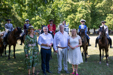 LRin Daniela Winkler (r.) und Halbturns Bürgermeister LAbg. Markus Ulram (2.v.r.) mit den Gastgebern und Schlossbesitzern Markus und Philippa Königsegg-Aulendorf.