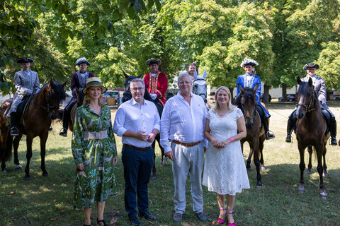 LRin Daniela Winkler (r.) und Halbturns Bürgermeister LAbg. Markus Ulram (2.v.r.) mit den Gastgebern und Schlossbesitzern Markus und Philippa Königsegg-Aulendorf.
