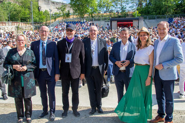Superintendentialkuratorin Dr.in Christa Grabenhofer, Superintendent Dr. Robert Jonischkeit, Pfarrer Dr. Richard Geier, Spielleiter der Passionsspiele St. Margarethen, Diözesanbischof Dr. Ägidius Zsifkovics, Dr. Stefan Ottrubay, Vorstandsvorsitzender Esterhazy Privatstiftung, Landeshauptmann-Stellvertreterin Anja Haider-Wallner und Landesrat Dr. Leonhard Schneemann.