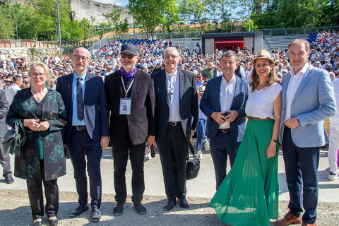 Superintendentialkuratorin Dr.in Christa Grabenhofer, Superintendent Dr. Robert Jonischkeit, Pfarrer Dr. Richard Geier, Spielleiter der Passionsspiele St. Margarethen, Diözesanbischof Dr. Ägidius Zsifkovics, Dr. Stefan Ottrubay, Vorstandsvorsitzender Esterhazy Privatstiftung, Landeshauptmann-Stellvertreterin Anja Haider-Wallner und Landesrat Dr. Leonhard Schneemann.
