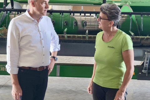 Landesrat Dr. Leonhard Schneemann betonte beim Besuch auf den Bauernhöfen der Familien Portschy und Lederer die Bedeutung des Wirtschaftsfaktors Landwirtschaft.