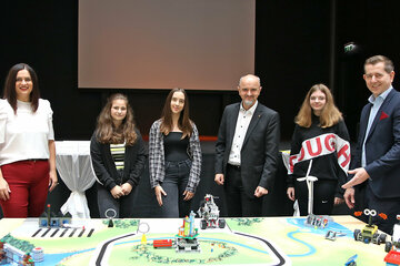 Mit dem stolzen Siegerinnenteam der NMS Lockenhaus/Bernstein. V.l.: LH-Stellvertreterin Mag.a Astrid Eisenkopf, Diana Samardzic, Victoria Baumgartner, Bildungsdirektor Mag. Heinz Josef Zitz, Marlene Kappel, BUZ-GF Mag. (FH) Christian Vlasits