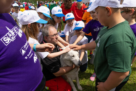 Für die Rettungshunde gab es nach ihrer Vorführung beim Landesfinale jede Menge Streicheleinheiten.