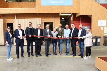 Landesholding-Burgenland Geschäftsführer Gerald Goger, Johannes Zsifkovits, Geschäftsführer der Sozialen Dienste Burgenland, Gruppenvorstand: Manfred Riegler, Soziallandesrat Leonhard Schneemann, Geza Petrakovits, Geschäftsführer der SHW, Landeshauptmann Hans Peter Doskozil und Bürgermeister Harald Kahr mit Mitarbeiterinnen und Mitarbeitern bei der offiziellen Eröffnung der Selbsthilfewerkstätte am Standort Großpetersdorf.