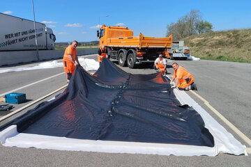 Die Mitarbeiter der Baudirektion Burgenland bei der Errichtung eines Seuchenteppichs am Grenzübergang Deutschkreutz-Kopháza.