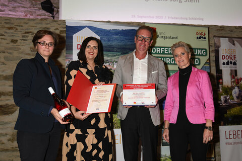 Sonderpreis 2023 Streckhöfe Steffl(v.l.): Mag.a Marlene Hrabanek-Bunyai, Bakk.techn.,MA, GF Verein „Unser Dorf“, Landeshauptmann-Stellvertreterin Mag.a Astrid Eisenkopf mit dem Preisträger Mag. Hans-Jörg Steffl und Dr.in Susanne Steffl