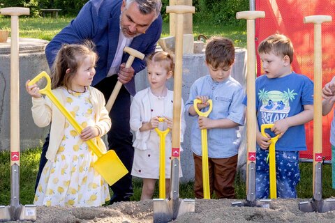 Landesrat Heinrich Dorner mit einigen der jüngsten Teilnehmerinnen und Teilnehmern beim Spatenstich für den neuen Kindergarten in Horitschon.
