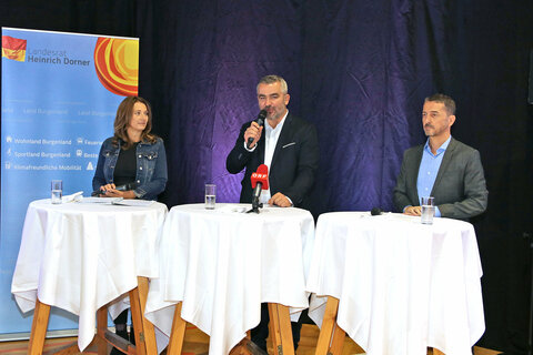 Stellten im Landessportzentrum VIVA in Steinbrunn Teqball vor und gaben inoffiziellen Startschuss für Promotion Tour: v.l. Andrea Koncar, Präsidentin des Österreichischen Teqball Verbandes, Sportlandesrat Heinrich Dorner und Georg Pangl, Präsident von Teqball Burgenland