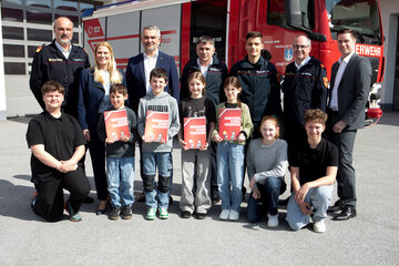 Gruppenfoto mit Landesrat Feuerwehrreferent Heinrich Dorner, Bildungslandesrätin Daniela Winkler, Landesfeuerwehrkommandant Franz Kropf sowie den Beteiligten Schulen sowie Partnern vor der Freiwilligen Feuerwehr Pinkafeld.