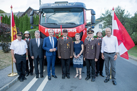 Landesrat Dr. Leonhard Schneemann (v.l.) mit Kommandant Oberbrandinspektor (OBI) Andreas Fleck (5.v.l.), Bürgermeisterin Renate Habetler (4.v.r.), 1. Vizebürgermeister Gerald Derkits (r.), Redlschlags Ortsvorsteher Wilhelm Böhm (3.v.l.), Bezirksfeuerwehrkommandant des Bezirkes Oberwart, Oberbrandrat (OBR) Wolfgang Kinelly (3.v.r.), Abschnittsfeuerwehrkommandant (ABI) Peter Putz (l.) und zwei Feuerwehrmänner der Freiwilligen Feuerwehr Redlschlag vor dem neuen Tanklöschfahrzeug TLFA 2000.