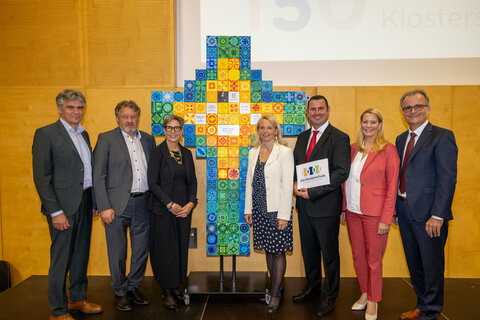 Gruppenbild (vlnr.) Werner Zwickl (SQM, Bildungsdirektion Burgenland), Alfred Lehner (Bildungsdirektor Burgenland), Maria Habersack (Vorstandsvorsitzende der VOSÖ), Martha Mikulka (GF, VOSÖ), Sascha Baumgartner (Direktor Volksschule), Landesrätin Daniela Winkler, Wolfgang Borbely (Direktor Mittelschule).
