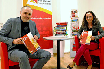 Landeshauptmann Hans Peter Doskozil mit Silke Rois, der Vorsitzenden des Landesverbandes Bibliotheken Burgenland bei der Präsentation des Bibliotheksentwicklungsplans, der Burgenlands öffentliche Büchereien aufwerten und unterstützen soll.
