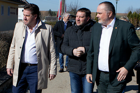 Landeshauptmann Hans Peter Doskozil (r.) mit Schandorfs Bürgermeister Bernhard Herics und Vizebürgermeister Werner Gabriel (v.l.).