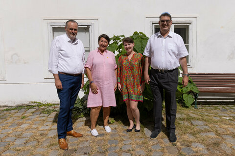 (v.l.) Landeshauptmann Hans Peter Doskozil beim Besuch im Österreichischen Jüdischen Museum in Eisenstadt mit Claudia Prutscher, Vizepräsidentin der Israelitischen Kultusgemeinde (IKG) Wien und Präsidentin des Vereins „Österreichisches Jüdisches Museum in Eisenstadt“, Museums-Geschäftsführerin Esther Heiss und dem Präsidenten der Israelitischen Kultusgemeinde Wien, Oskar Deutsch.