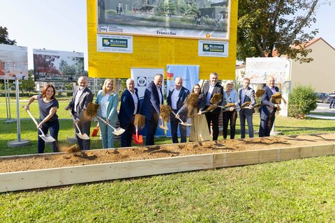 Landeshauptmann Hans Peter Doskozil mit Bildungsdirektor Heinz Josef Zitz, Landesrat Heinrich Dorner und Landesrätin Daniela Winkler, Verantwortlichen der PEB und zukünftigen Nutzern.