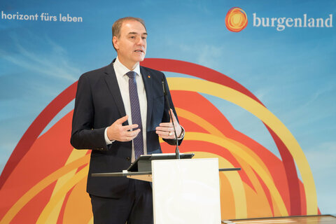 Wirtschaftslandesrat Dr. Leonhard Schneemann erläuterte Details zum Breitbandausbau im Burgenland.