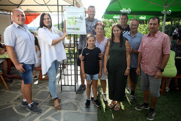 Buschenschanktage-Burgenland_1: Landeshauptmann-Stellvertreterin Mag. a Astrid Eisenkopf (2.v.l.) besuchte im Zuge der Buschenschanktage den Buschenschank der Familie Manfred (2.v.r.) und Franziska Faterl (5.v.l.)